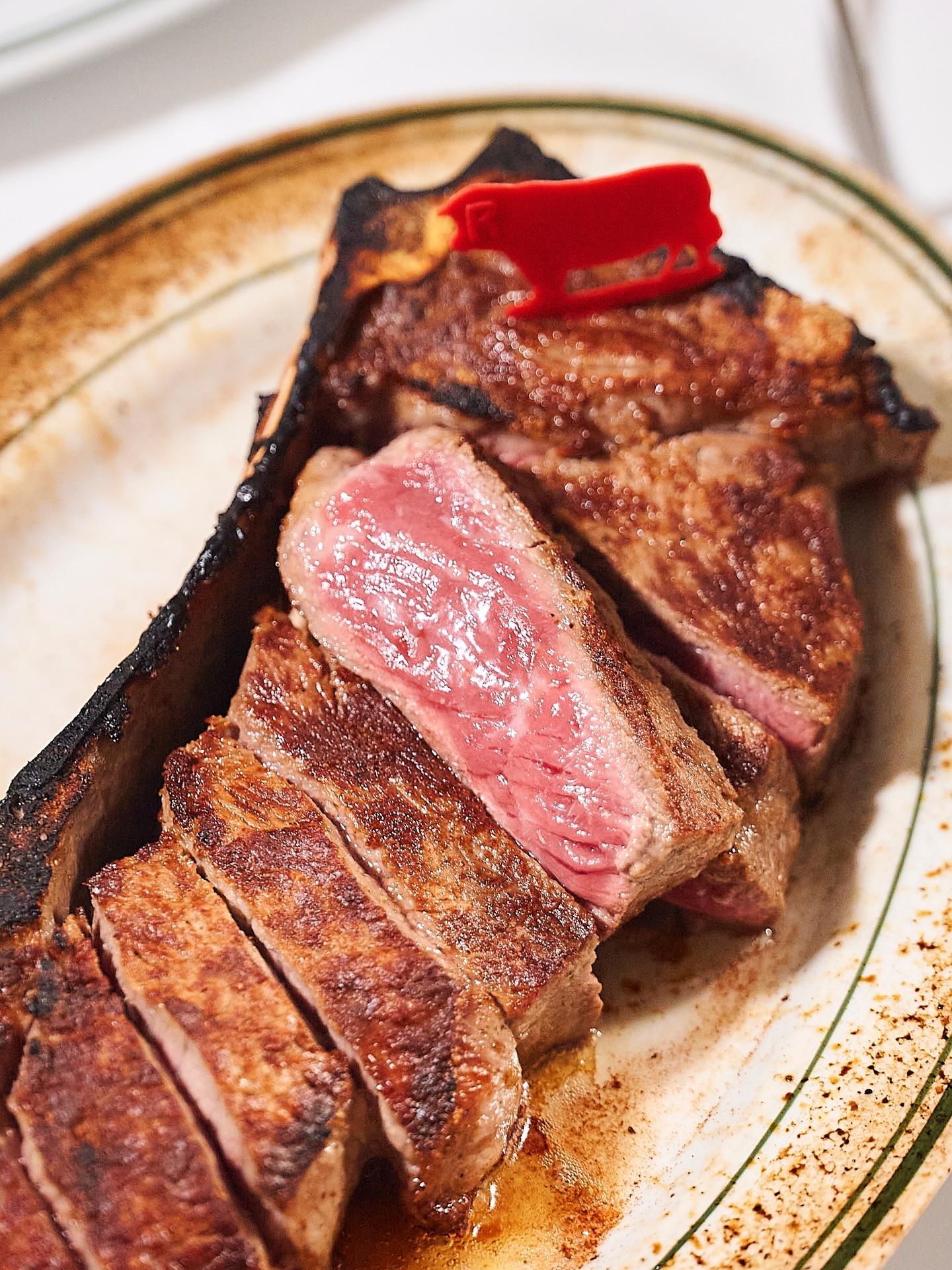 肉本来の旨みを閉じ込めた、存在感のある厚切りステーキ。