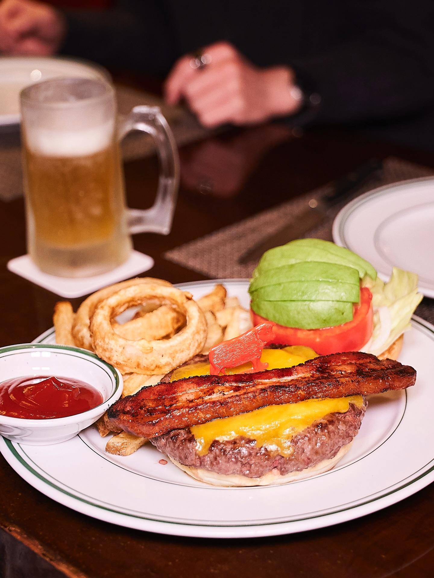 ランチタイム限定で、こだわりのハンバーガーをご用意しております。