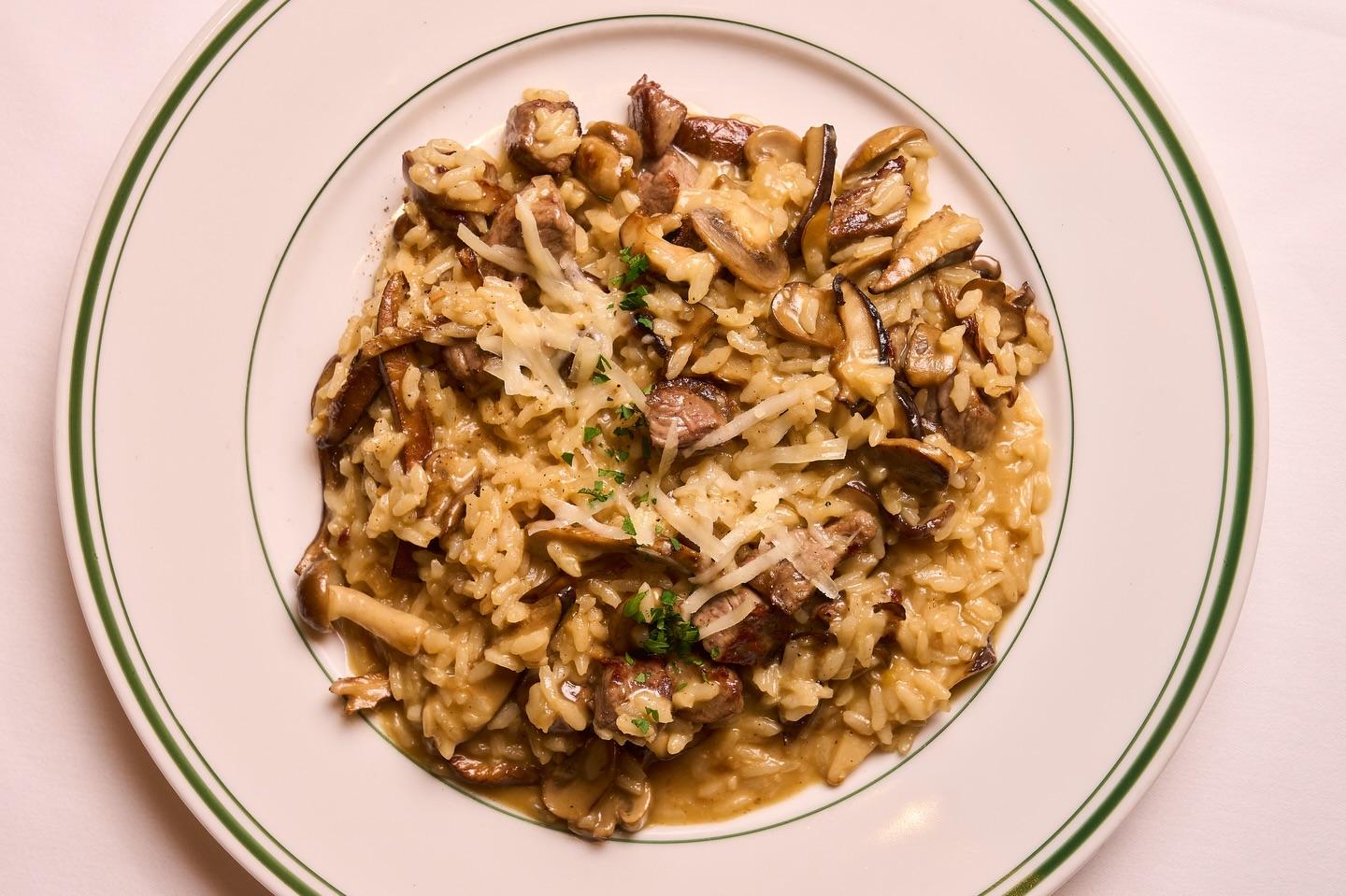 香り高いマッシュルームと旨みを凝縮した熟成肉を贅沢に使い、