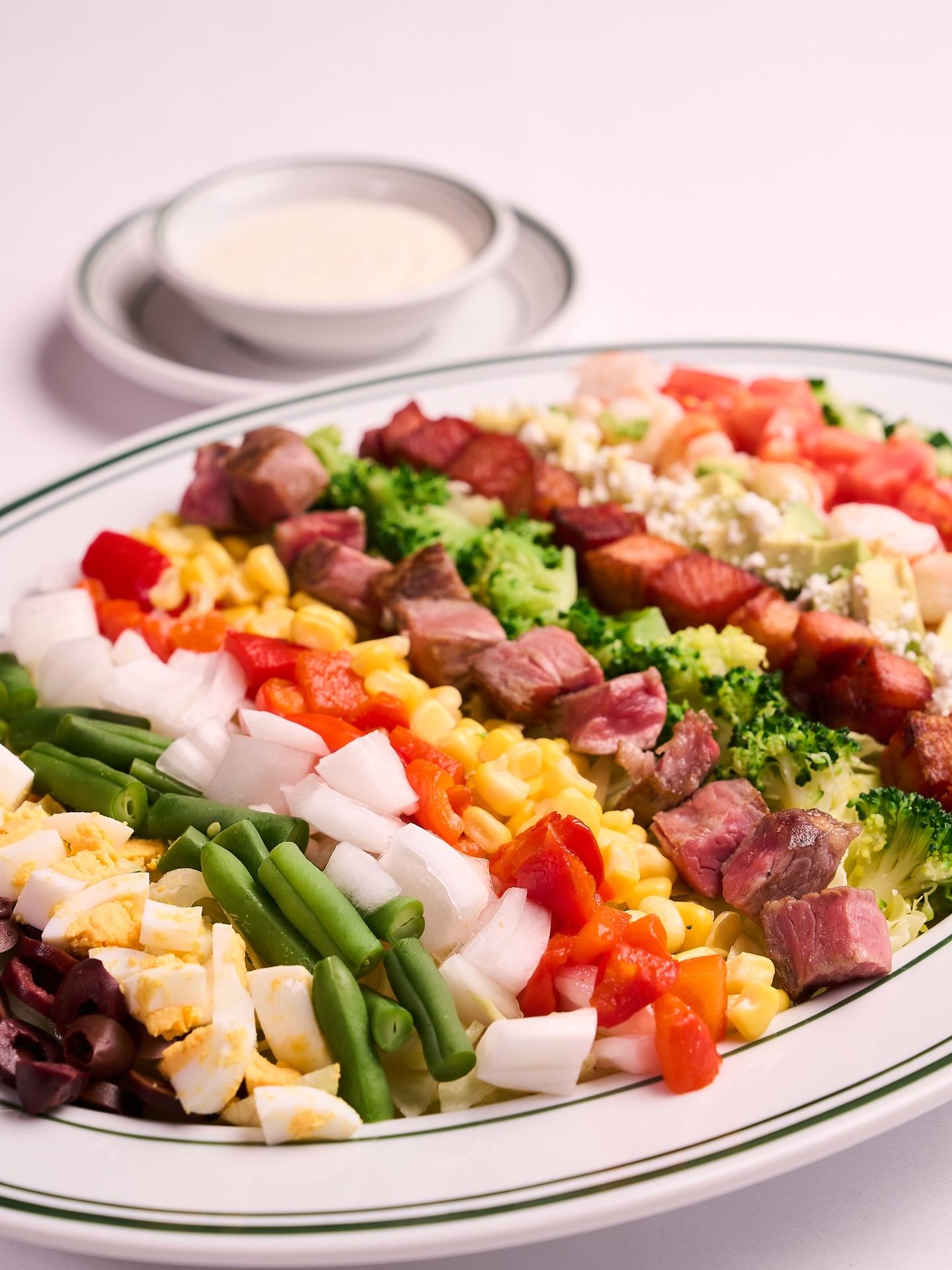 彩り豊かなコブサラダはそれぞれの素材の個性を引き立てるよう、シンプルかつ丁寧に調理されています。