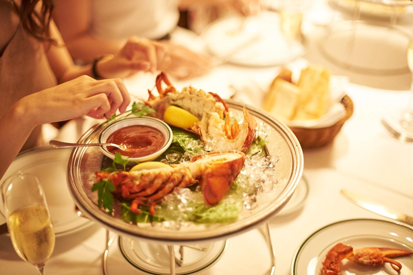 ウルフギャング・ステーキハウスでは、厳選した新鮮ロブスターを贅沢に使用。