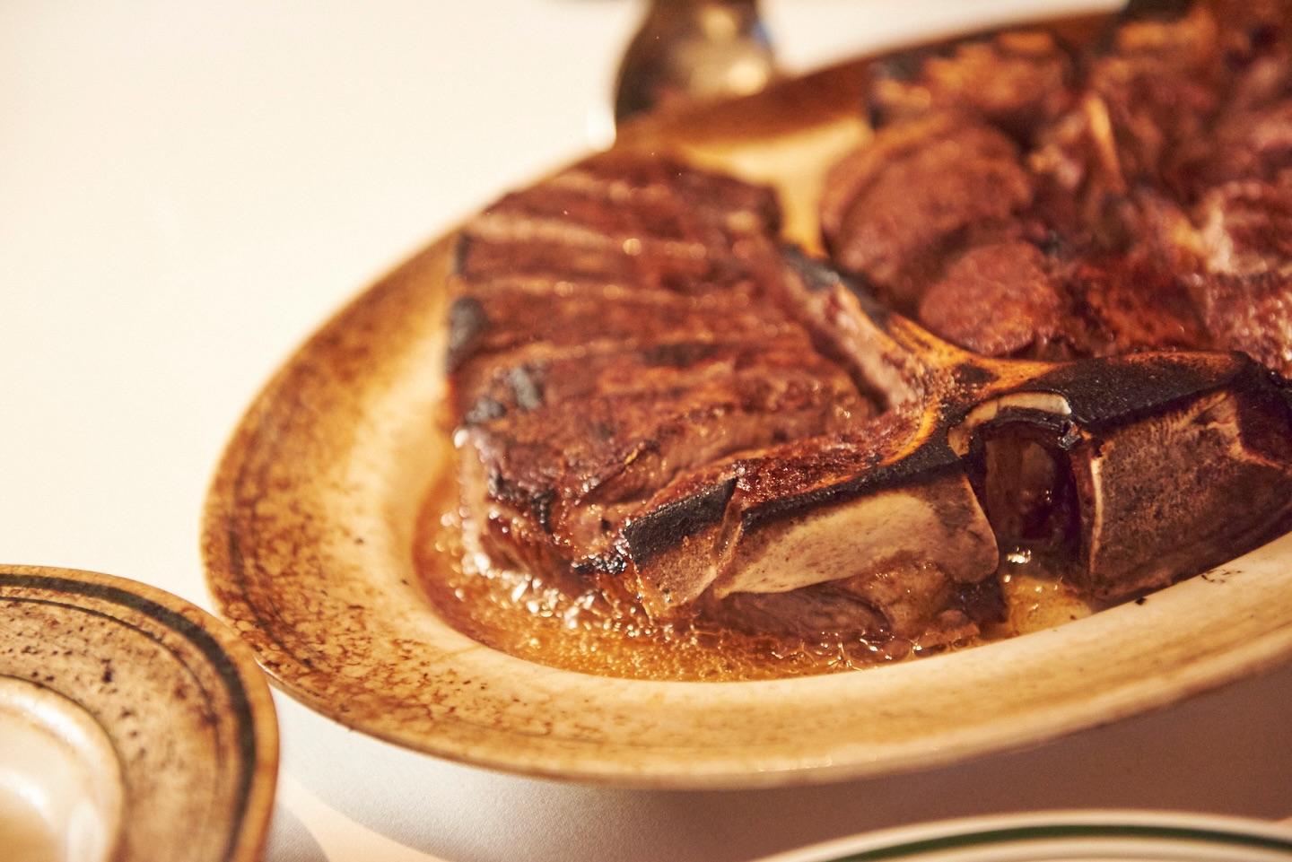 大切な人との特別なひとときに、厳選されたステーキで贅沢なおもてなしをお届けします。