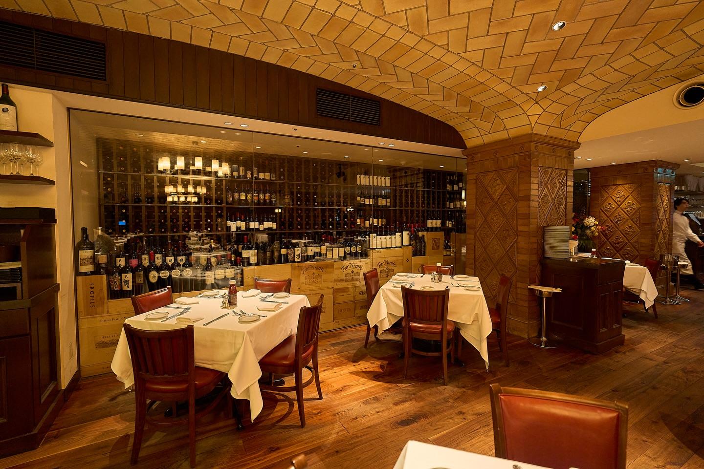 落ち着きと気品が調和する店内は、扉をくぐった瞬間から別世界。