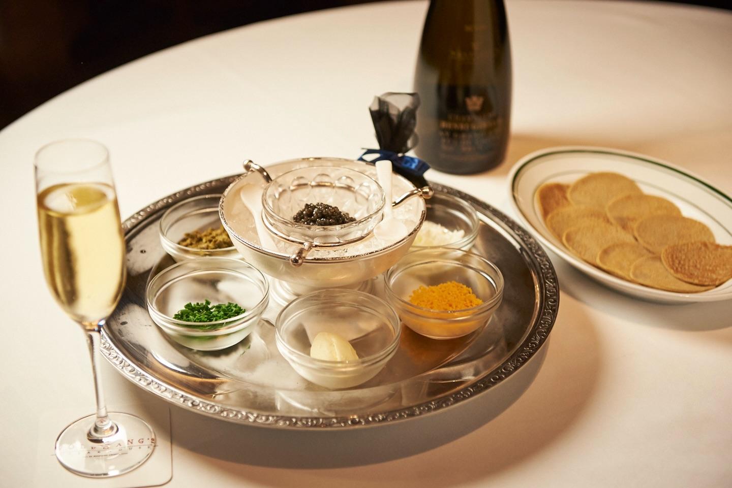 ステーキはもちろん、キャビアをはじめとする厳選食材を贅沢に使用した多彩な一皿をご用意。