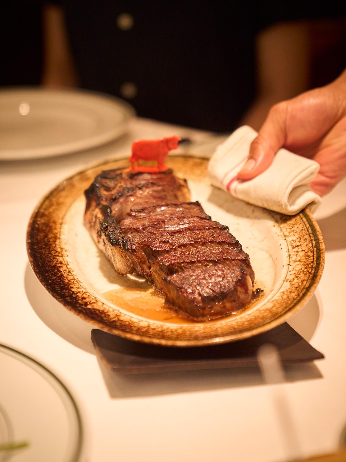 味わいはもちろん、佇まいまでも美しいステーキ。