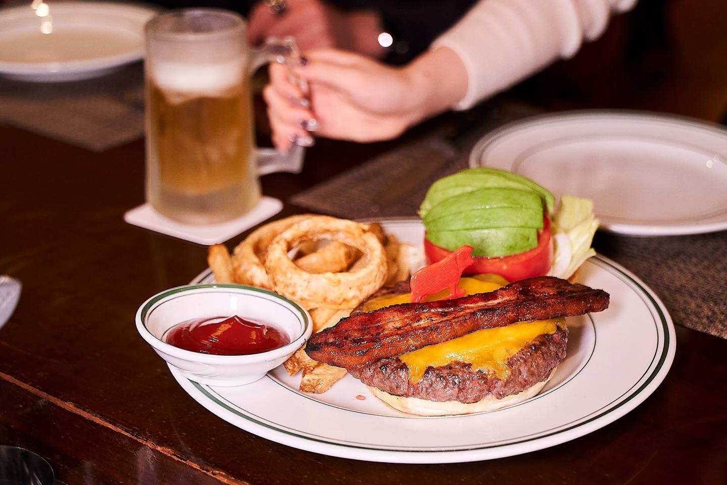 ランチタイム限定でご用意する、こだわりのハンバーガー。