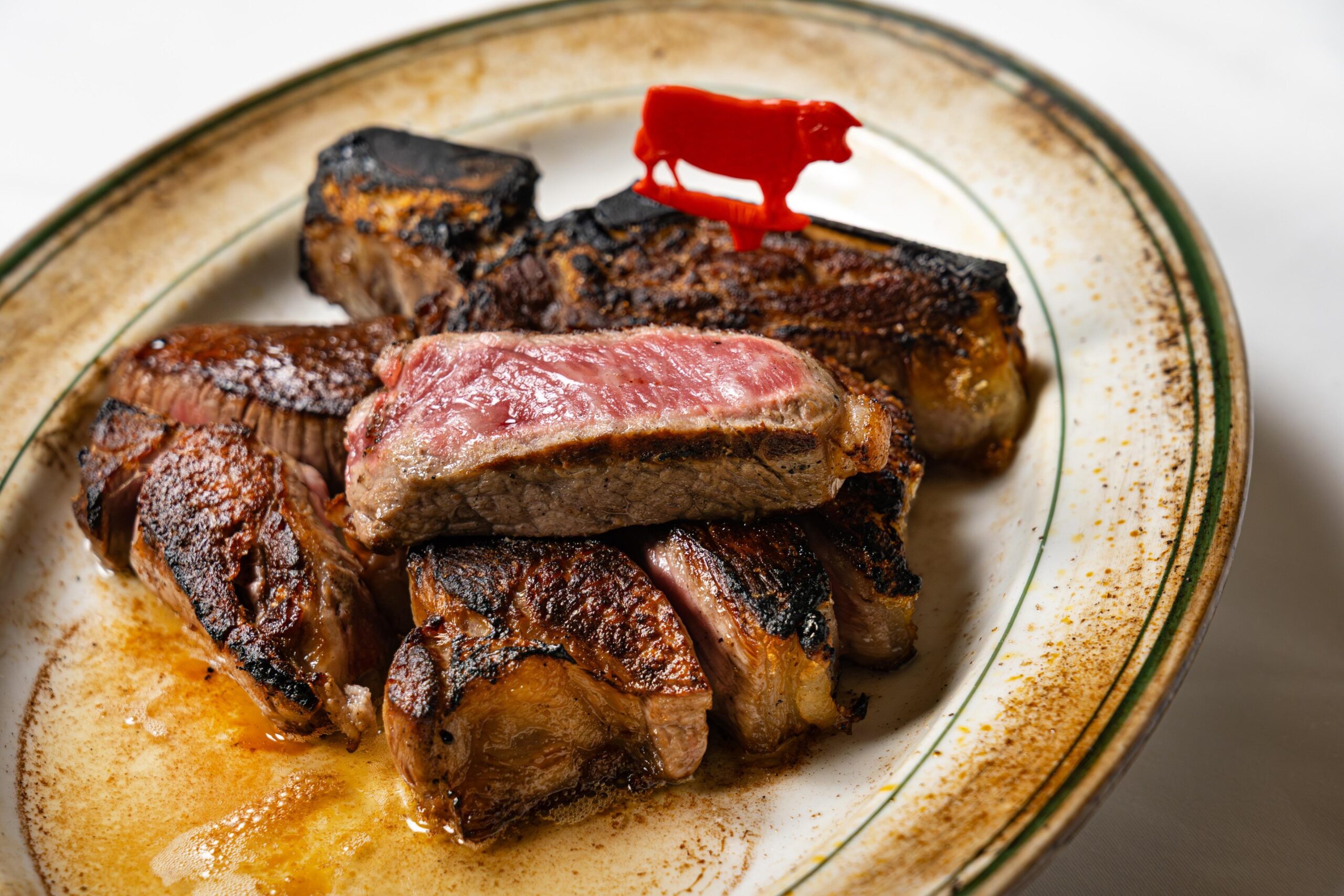 専用熟成庫で長期乾燥熟成を施すことで、肉質は驚くほど柔らかく、フィレの繊細な柔らかさと、サーロインの力強い旨み。