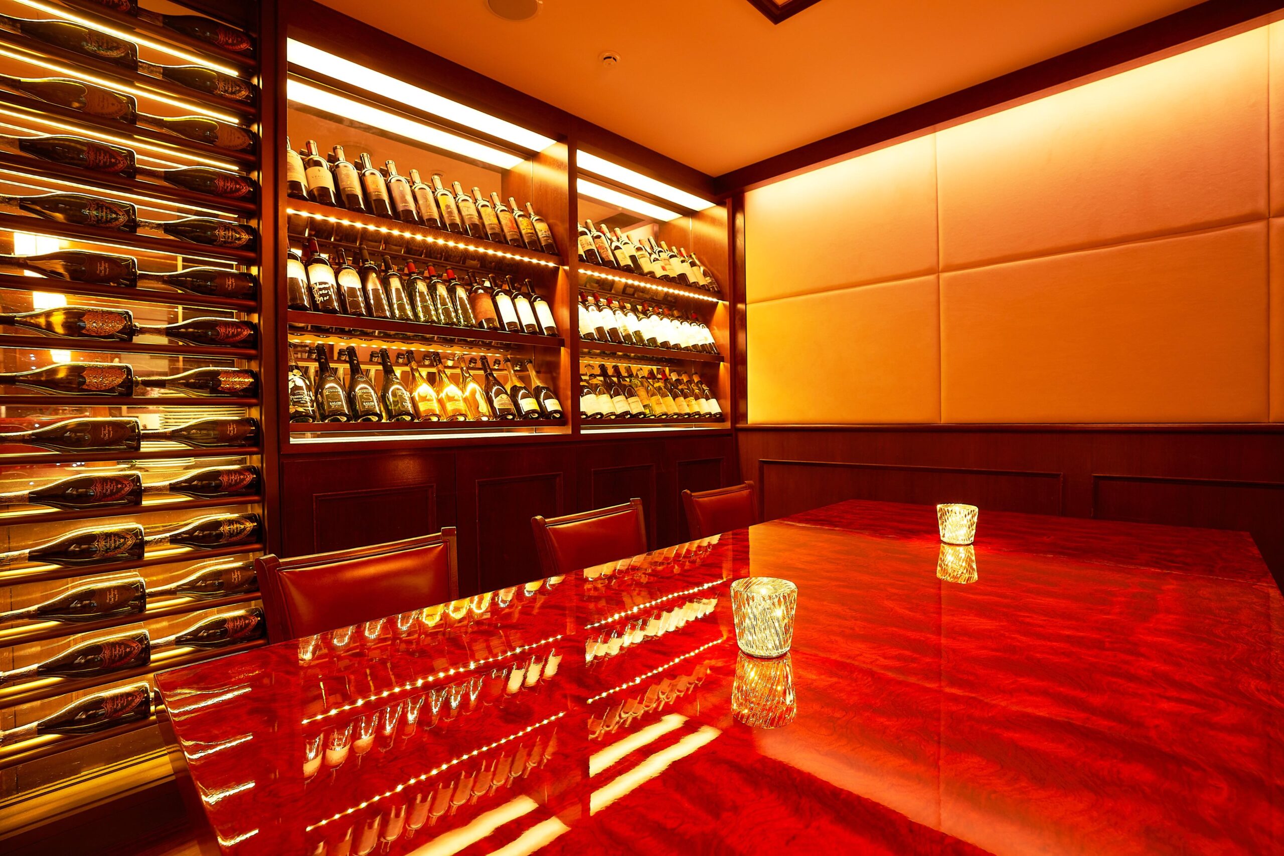 丸の内店に佇む「Signature Room」。