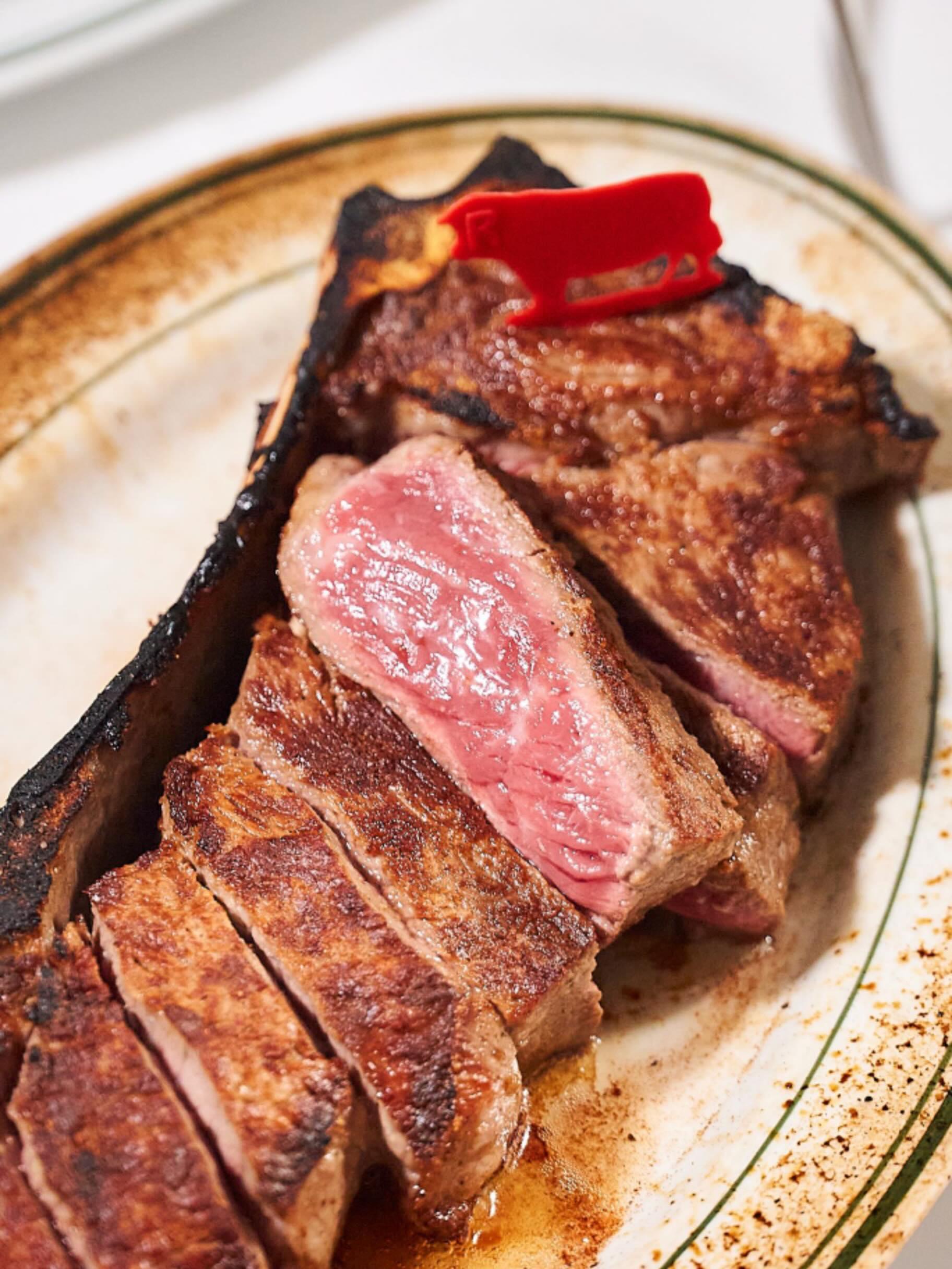 豪快な厚みと、焼き上がりの美しさが目を惹く極上ステーキ。