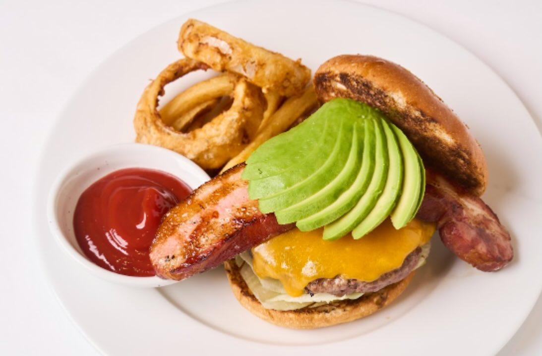 ウルフギャング・ステーキハウスでは、プライムビーフ100%のハンバーガーに豊富なトッピングを追加し、自分好みにカスタマイ…