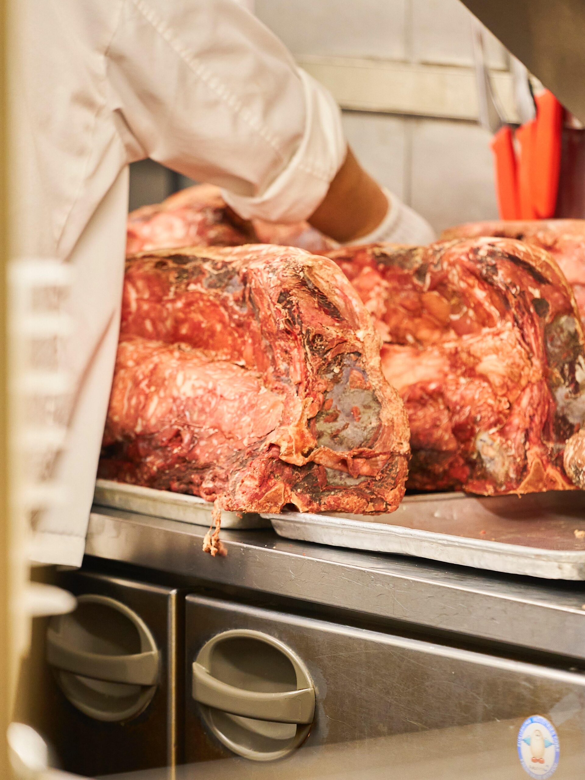 プライムグレードの牛肉を専用庫でドライエイジングさせ、旨味と柔らかさを最大限に引き出したステーキが名物です。