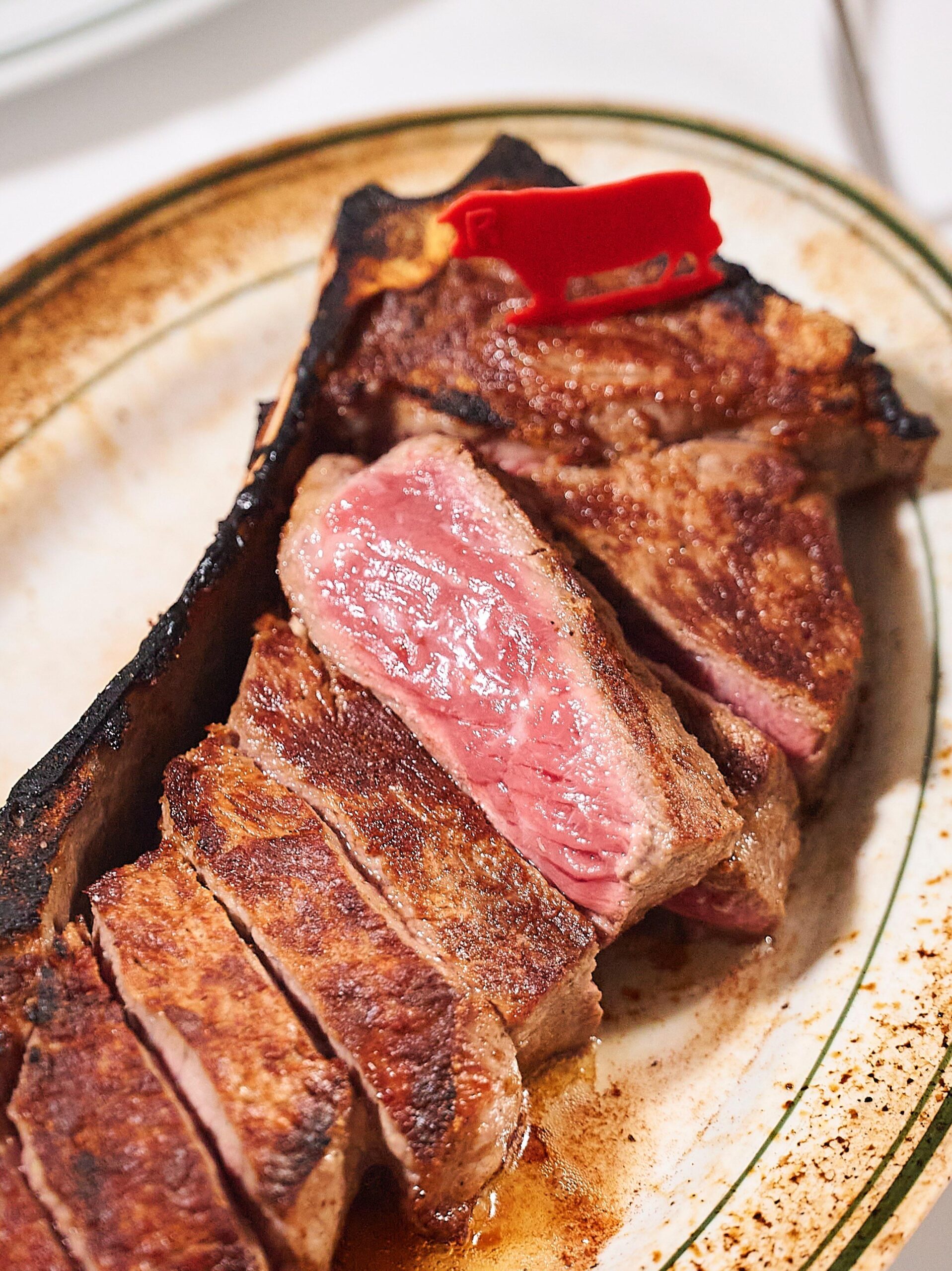 肉本来の力強い旨みを存分に味わえる、存在感あふれるステーキ。