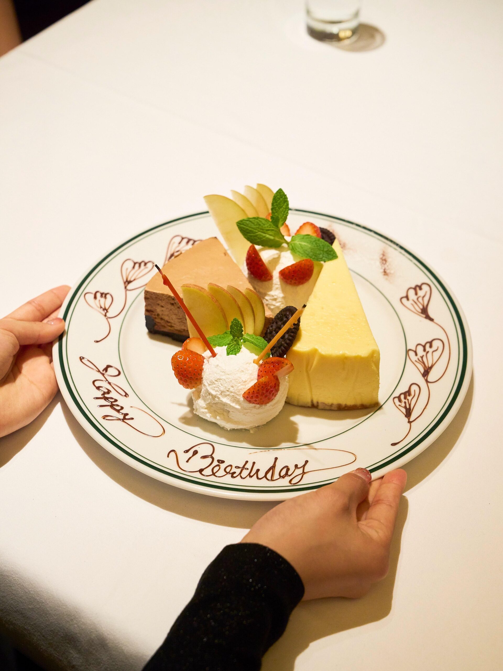 誕生日や記念日など、大切な節目を華やかに彩るメッセージプレート。